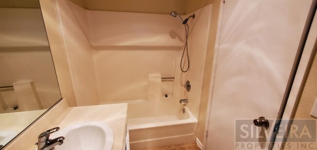Building Photo - 2 Bedroom condo available in south Santa Maria!