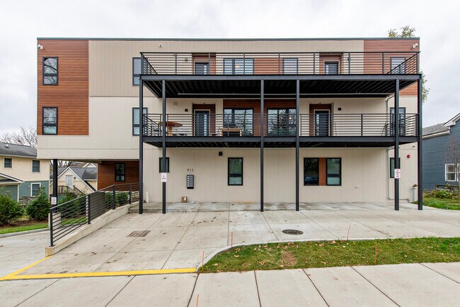 Building Photo - 911 S Main-301BED1