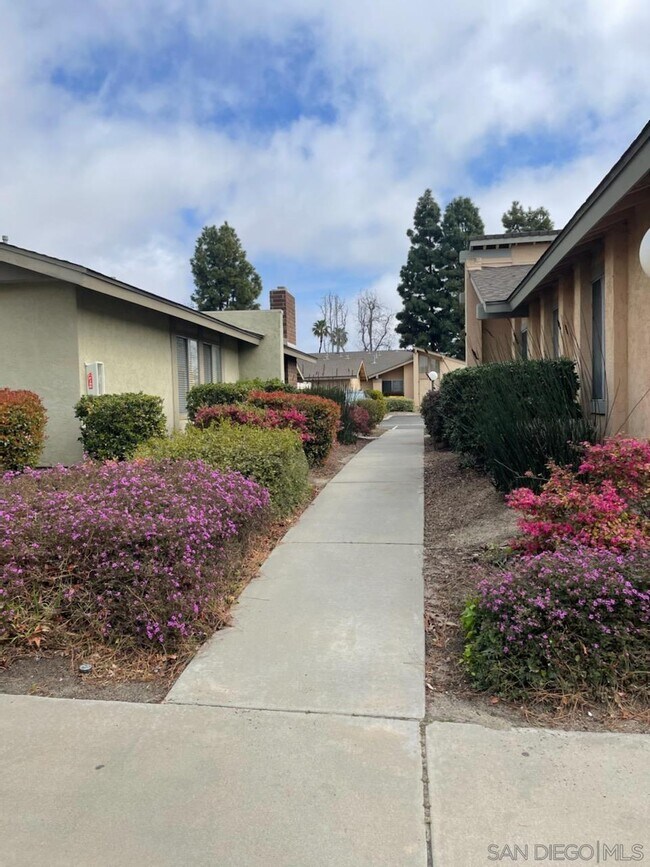 Building Photo - 608 Persimmon Way