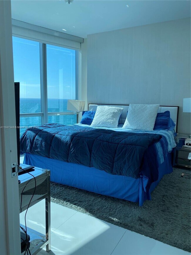Building Photo - 17121 Collins Ave