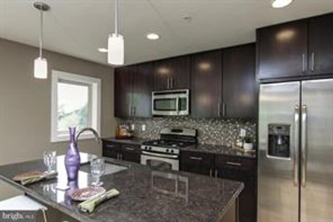 Building Photo - Manayunk Townhome with 2 Car Parking