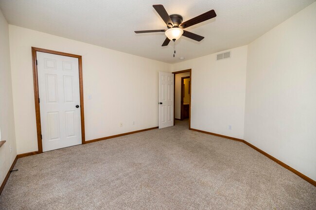 Building Photo - 13 Yorkshire Dr