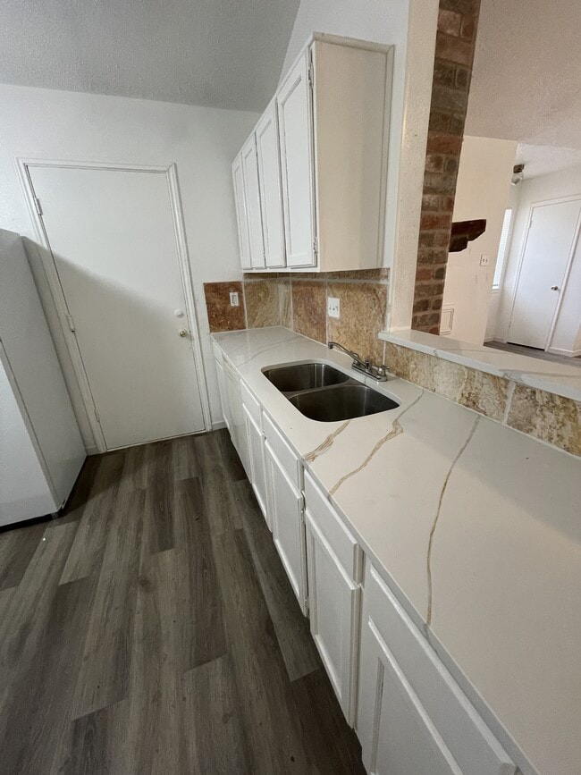 Building Photo - 2730 Mud Lake Dr