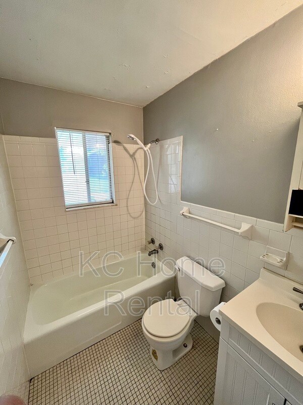 Building Photo - 2212 NE 77th St