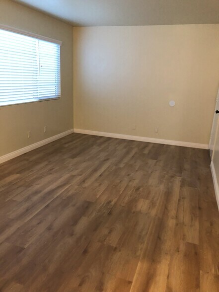 Living Room new wood laminate floors - 9226 Palm St