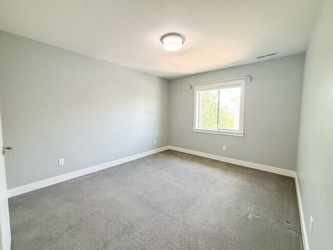 Building Photo - Luxury 5-Bedroom Rental with Pool, Finishe...