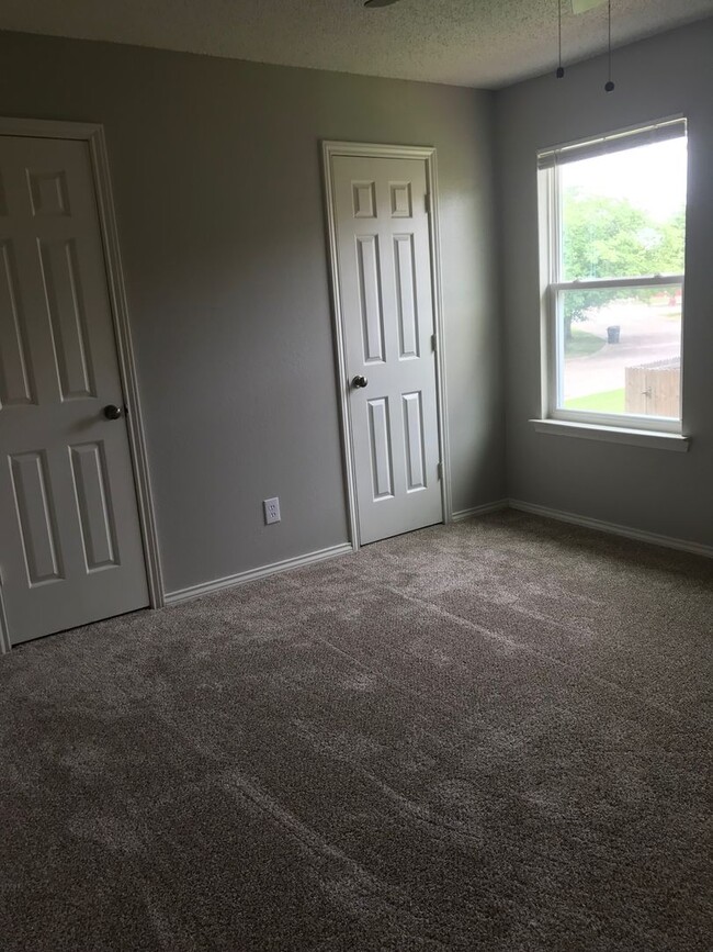 Building Photo - Move in Special! 2 bed, 1.5 bath, 2 story ...