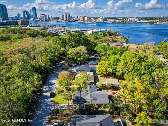 Building Photo - 719 S Shores Rd