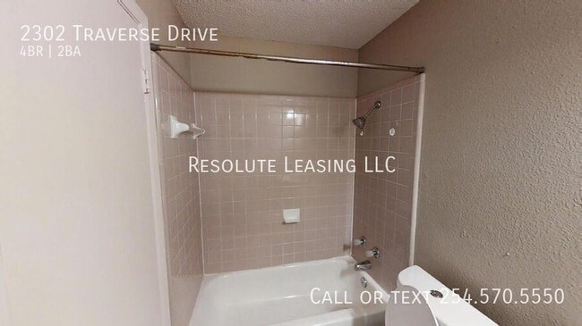 Building Photo - 2302 Traverse Dr