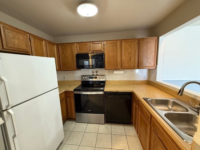 Building Photo - 102 Piccadilly Ln