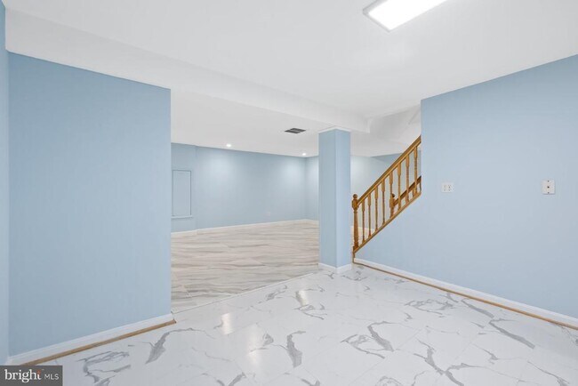 Building Photo - 2913 Collins Ave