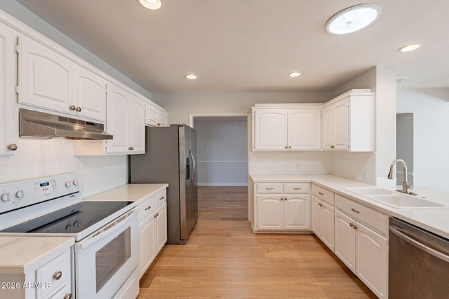 Building Photo - 5715 E Calle Del Paisano