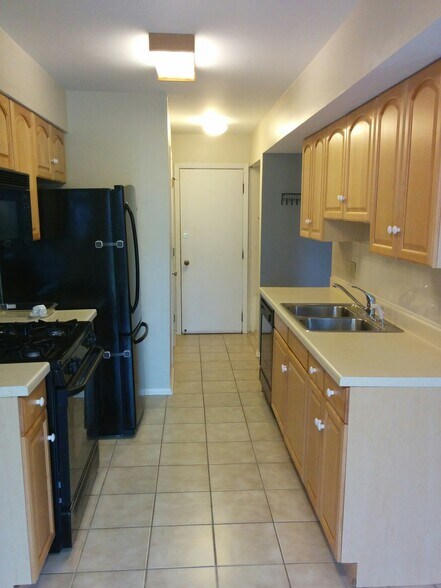 Building Photo - 1005 Cleveland Ct