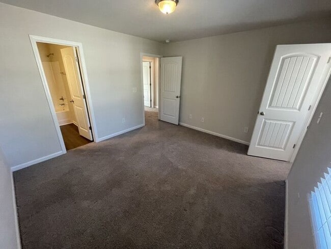 Building Photo - 2bd 2.5 Bathroom Townhome!