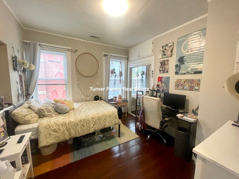 Building Photo - 724 Parker St