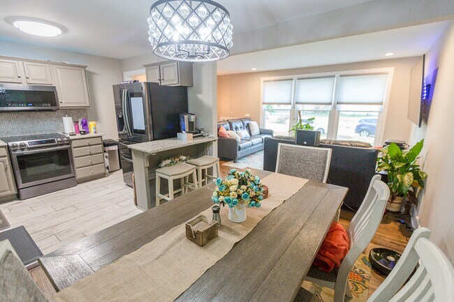 Building Photo - 237 Eisenhower Dr