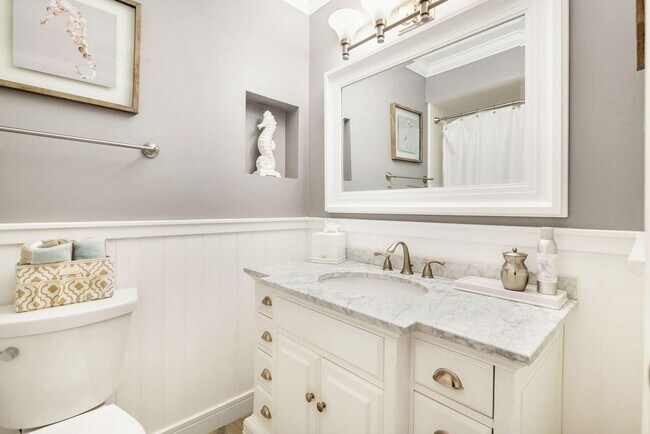 Building Photo - 4409 Fairway Dr N