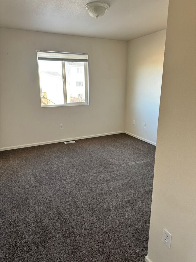 Building Photo - Corner Lot Townhouse, newly painted, new carpet
