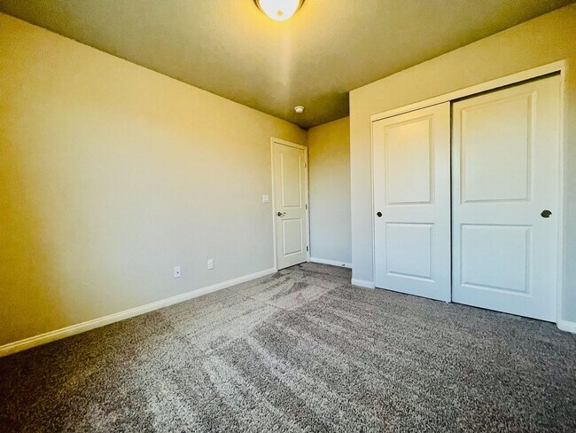 Building Photo - Newer 5 Bd, 3 Bth, Bonus Room, Open Floor ...