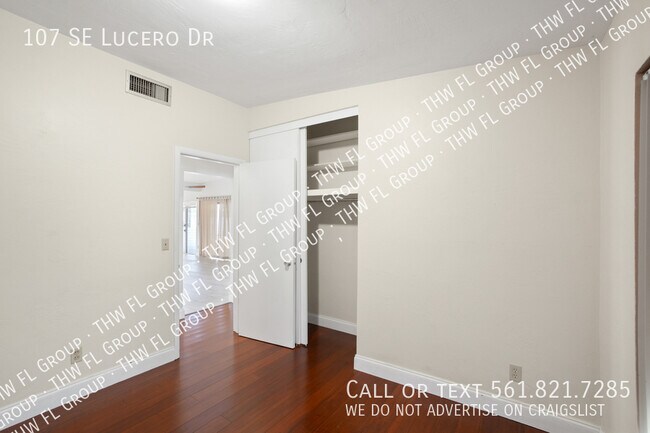 Building Photo - 107 SE Lucero Dr