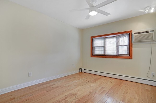 Building Photo - 32 46th St