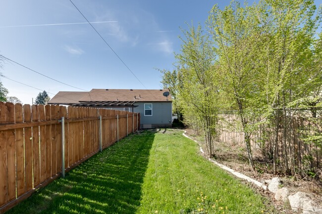 Building Photo - Shadle Park 3 Bedroom 2 Bath Home near Gar...