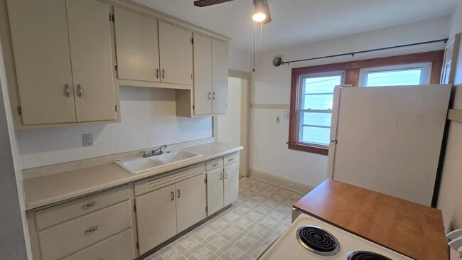 Building Photo - 1727 E Morgan Ave