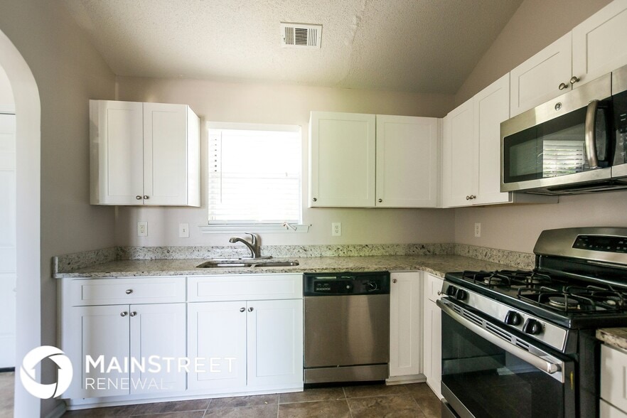 Building Photo - 720 White Oak Ct