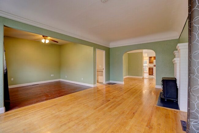 Building Photo - 628 Gladstone St