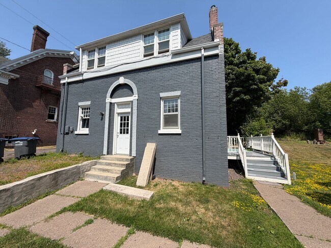 Building Photo - 2307 1/2 E Superior St