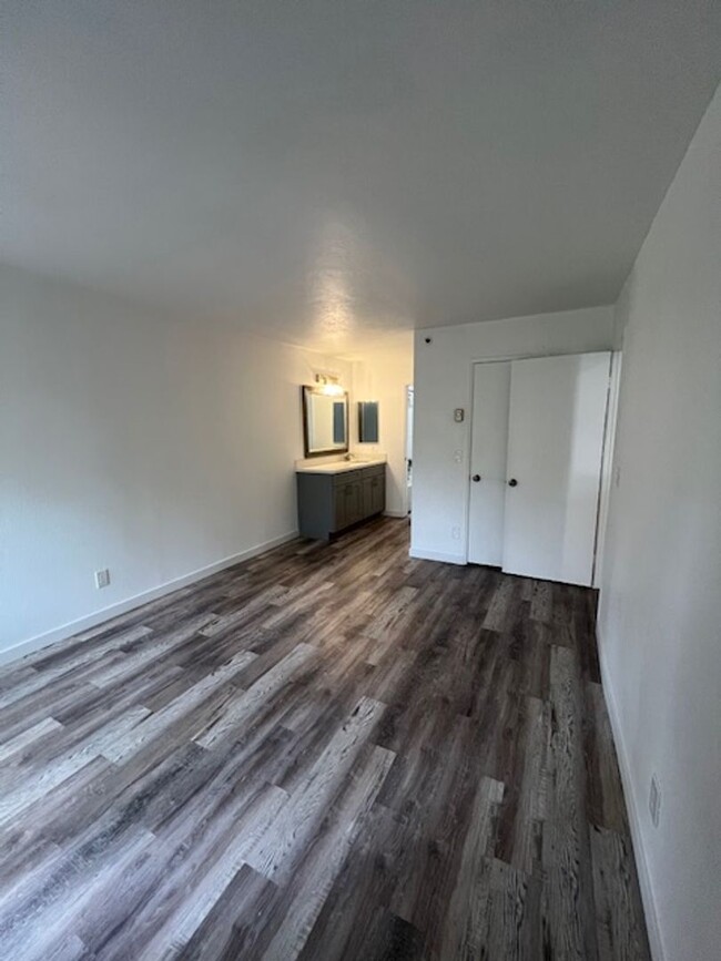 Building Photo - 1 Bedroom-1 Bathroom Single Story Apartmen...