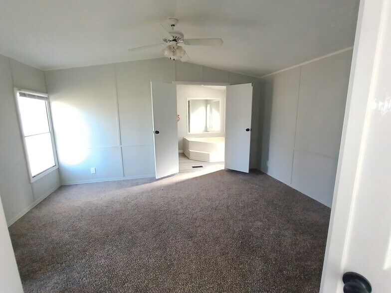 Building Photo - 83 Deerwood Park