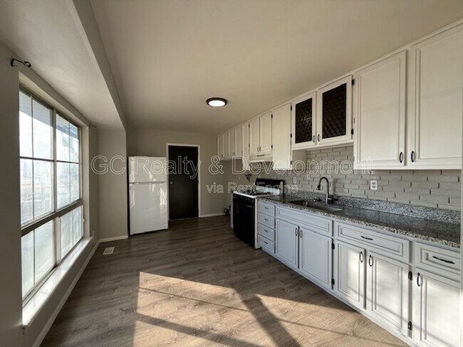 Building Photo - 229 Cedarwood Ave