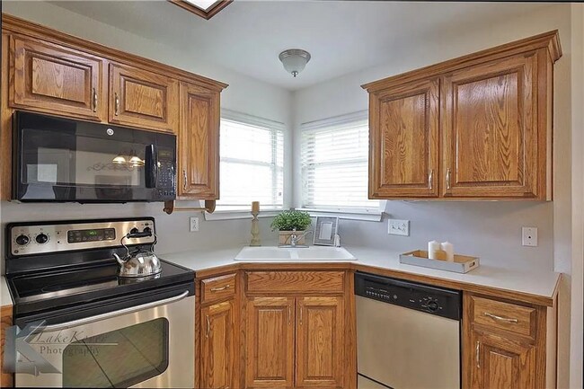 Building Photo - Cute 3-bedroom, 2-bath home