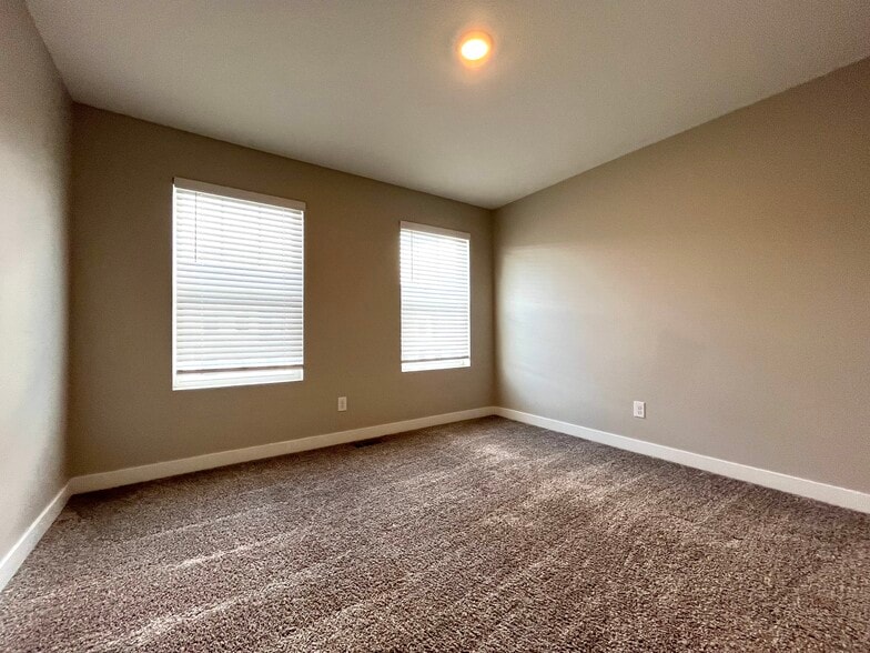 Building Photo - 213 NE 23rd Ln