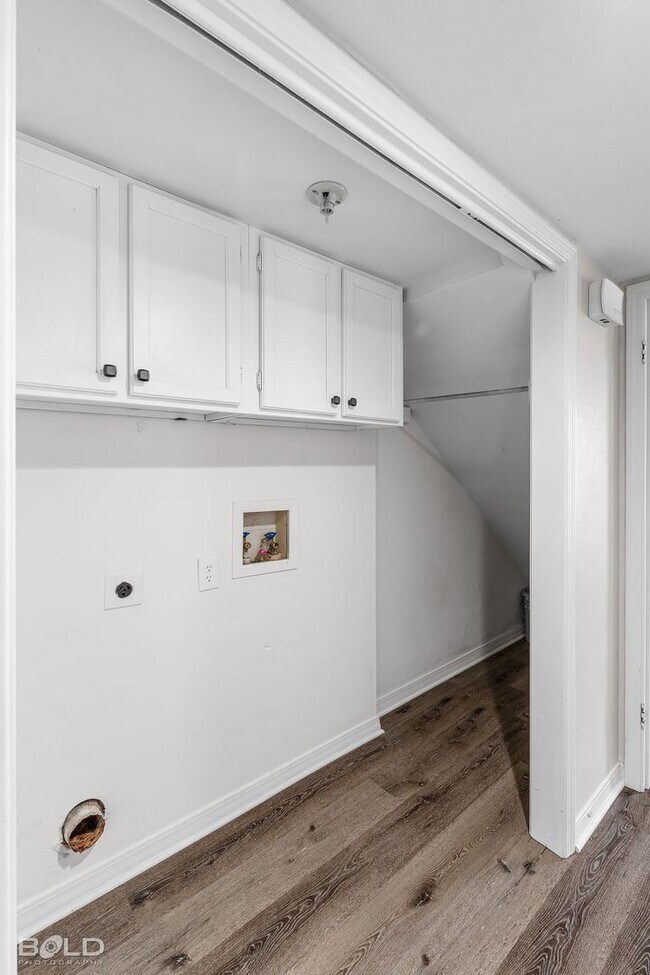 Building Photo - 3 bed 2 bath Town House