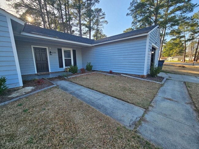 Building Photo - 3 Bedroom Corner Lot Close to Lejeune Blvd