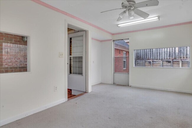 Building Photo - MOVE IN READY