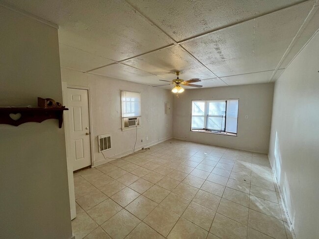 Building Photo - 3 Bed | 1 Bath | House