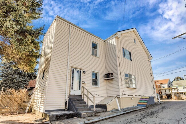 Building Photo - Updated 2 Bed, 1.5 Bath Home in Bloomfield...