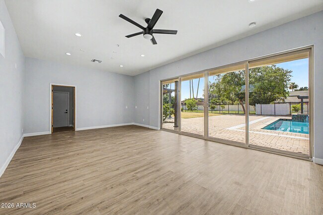 Building Photo - 2311 E Colter St