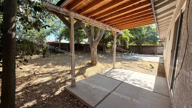 Building Photo - 4 bed/2 Bath - Available now