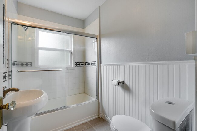 Building Photo - Newly Remodeled 2 Bed, 1 Bath Rental Home in SE Portland!