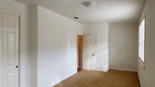 Building Photo - Full Bedroom and Bathroom Downstairs