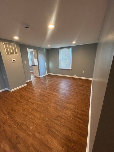 Building Photo - 240 Riverview Ave