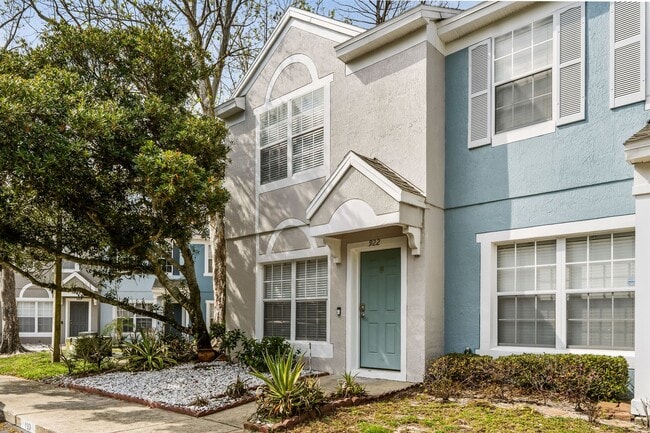 Building Photo - Beautifully Updated 2/2.5 Townhouse in the Heart of Lake Mary