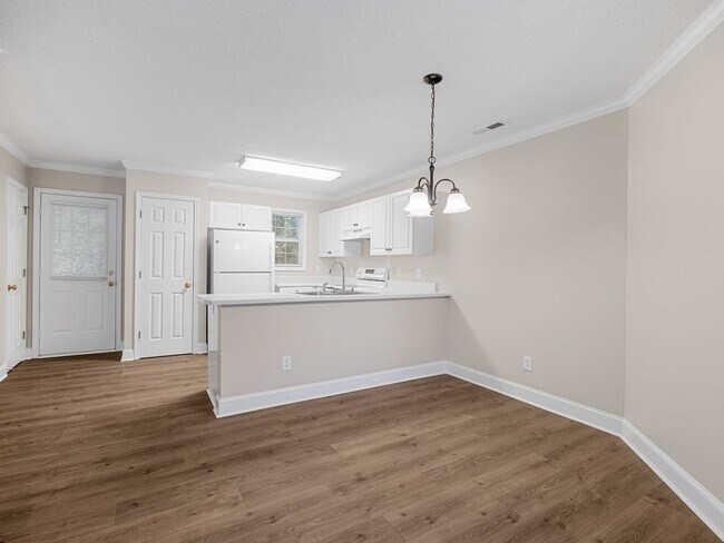 Building Photo - Freshly Renovated 3 BR, 2 BA Townhome Cent...