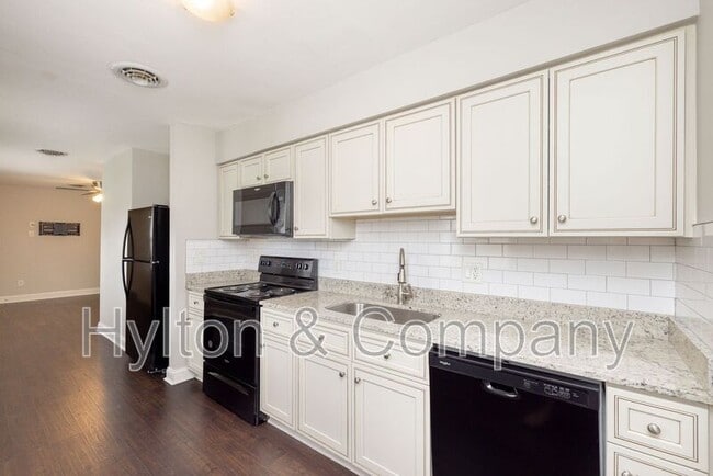 Building Photo - 220 W 31st St