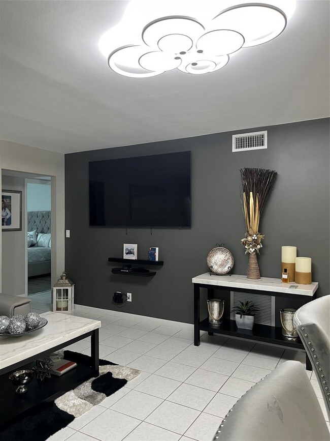 Building Photo - 113 Lake Pine Cir