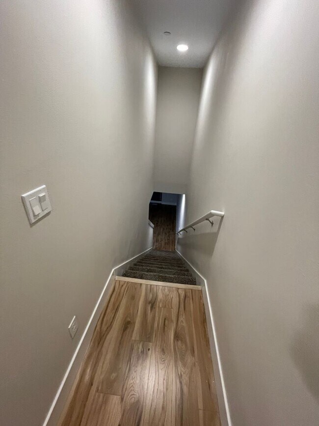 Building Photo - 1401 E Hardcastle Ave